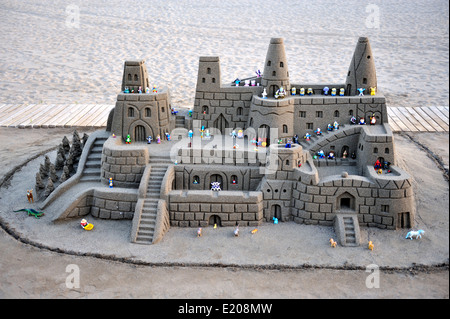 Castello di sabbia sulla spiaggia di Tenerife Foto Stock