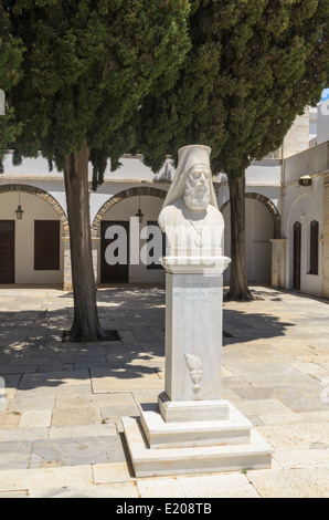 Un busto del vescovo greco ortodosso di Tinos nel cortile della chiesa di Panagia Evangelistria, Tinos Island, Grecia Foto Stock