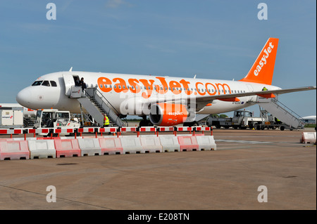 Aereo di linea di bilancio EasyJet piani su terreno presso l'aeroporto di Bristol REGNO UNITO Foto Stock