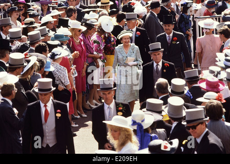 Una sorridente Regina Elisabetta II che cammina attraverso la folla di regate a Royal Ascot Races , Berkshire, Inghilterra, UK. Circa 1989 Foto Stock