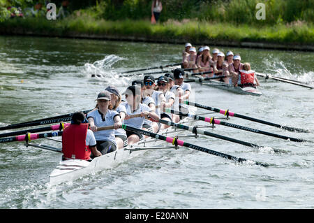 Cambridge, Cambridgeshire, Regno Unito. 11 Giugno, 2014. Onorevoli ottavi di gara sul fiume Cam nel 2014 Cambridge può urti. Questo annuale evento di canottaggio tra college dell'università si svolge nel corso di quattro giorni e termina sabato 14 giugno. Credito: Colin Underhill/Alamy Live News Foto Stock