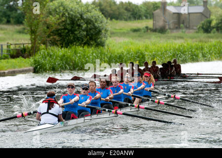 Cambridge, Cambridgeshire, Regno Unito. 11 Giugno, 2014. Onorevoli ottavi di gara sul fiume Cam nel 2014 Cambridge può urti. Questo annuale evento di canottaggio tra college dell'università si svolge nel corso di quattro giorni e termina sabato 14 giugno. Credito: Colin Underhill/Alamy Live News Foto Stock