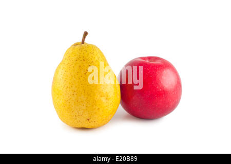 Pere apple isolati su sfondo bianco. Foto Stock