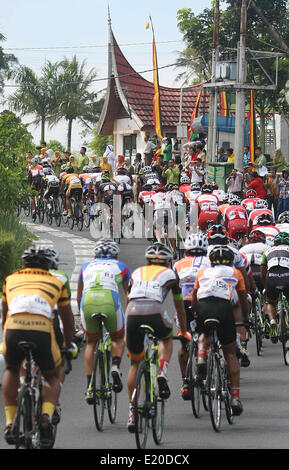 A ovest di Sumatra, a ovest di Sumatra, Indonesia. 12 Giugno, 2014. Piloti incidente sulla fase cinque del Tour de Singkarak 2014 corsa in bicicletta. Giappone Federazione Ciclistica, Kohei Uchima vincere la tappa 5 da Padang Panjang di Solok City con il tempo di 2:37:48, che copre 111 chilometri. Credito: Afriadi Hikmal/ZUMA filo/ZUMAPRESS.com/Alamy Live News Foto Stock