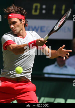 Halle (Vestfalia), Germania, 12 giugno 2014. Svizzera di Roger Federer in azione contro il Portogallo Joao Sousa durante il torneo ATP in Foto: OLIVER KRATO/dpa/Alamy Live News Foto Stock