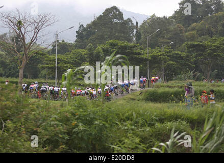 A ovest di Sumatra, a ovest di Sumatra, Indonesia. 12 Giugno, 2014. Piloti accelerando la loro moto a piena velocità sul palco cinque del Tour de Singkarak 2014 corsa in bicicletta. Giappone Federazione Ciclistica, Kohei Uchima vincere la tappa 5 da Padang Panjang di Solok City con il tempo di 2:37:48, che copre 111 chilometri. Credito: Afriadi Hikmal/ZUMA filo/ZUMAPRESS.com/Alamy Live News Foto Stock