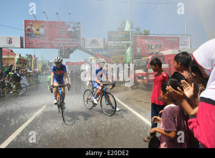 A ovest di Sumatra, a ovest di Sumatra, Indonesia. 12 Giugno, 2014. I piloti in fase di finitura cinque del Tour de Singkarak 2014 corsa in bicicletta. Giappone Federazione Ciclistica, Kohei Uchima vincere la tappa 5 da Padang Panjang di Solok City con il tempo di 2:37:48, che copre 111 chilometri. Credito: Afriadi Hikmal/ZUMA filo/ZUMAPRESS.com/Alamy Live News Foto Stock