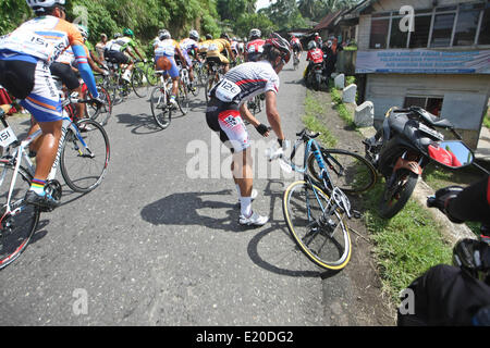 A ovest di Sumatra, a ovest di Sumatra, Indonesia. 12 Giugno, 2014. Piloti incidente sulla fase cinque del Tour de Singkarak 2014 corsa in bicicletta. Giappone Federazione Ciclistica, Kohei Uchima vincere la tappa 5 da Padang Panjang di Solok City con il tempo di 2:37:48, che copre 111 chilometri. Credito: Afriadi Hikmal/ZUMA filo/ZUMAPRESS.com/Alamy Live News Foto Stock