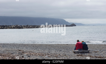 Giovane su una spiaggia di ciottoli con l' Oceano Pacifico vicino a Crescent City, California settentrionale. Foto Stock