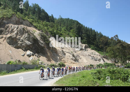 A ovest di Sumatra, a ovest di Sumatra, Indonesia. 12 Giugno, 2014. Piloti accelerando la loro moto a piena velocità sul palco cinque del Tour de Singkarak 2014 corsa in bicicletta. Giappone Federazione Ciclistica, Kohei Uchima vincere la tappa 5 da Padang Panjang di Solok City con il tempo di 2:37:48, che copre 111 chilometri. Credito: Afriadi Hikmal/ZUMA filo/ZUMAPRESS.com/Alamy Live News Foto Stock