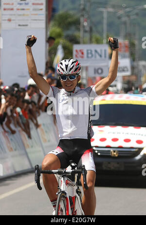 A ovest di Sumatra, a ovest di Sumatra, Indonesia. 12 Giugno, 2014. KOHEI UCHIMA expresion a fine fase cinque del Tour de Singkarak 2014 corsa in bicicletta. Giappone Federazione Ciclistica, KOHEI UCHIMA vincere la tappa 5 da Padang Panjang di Solok City con il tempo di 2:37:48, che copre 111 chilometri. Credito: Afriadi Hikmal/ZUMA filo/ZUMAPRESS.com/Alamy Live News Foto Stock