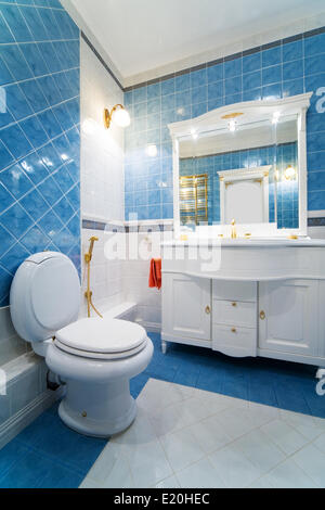 bagno blu Foto Stock