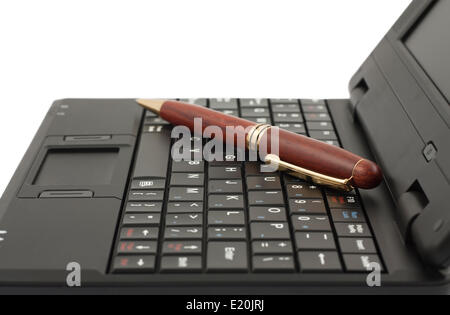 La penna in legno sulla tastiera del notebook Foto Stock