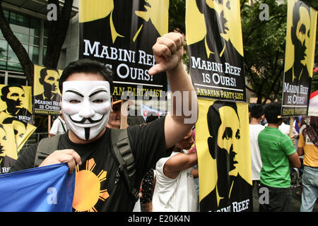 Makati, nelle Filippine. Il 12 giugno 2014. Un manifestante indossa una maschera di Guy Fawkes durante una manifestazione di protesta contro le incursioni cinese nell'ovest Mare delle Filippine. I manifestanti da diversi gruppi hanno tenuto una manifestazione di protesta di fronte all'ambasciata cinese di Buendia, Makati contro la Cina la presunta aggressivo si muove intorno al Mare della Cina del Sud e la costruzione di strutture di cinese su isole nelle Filippine zona economica esclusiva. (Foto di J Gerard Seguia/Pacific Press/Alamy Live News) Foto Stock