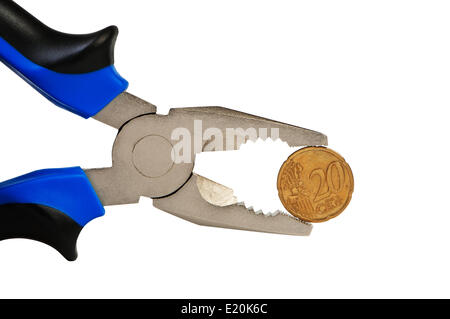 Flat-nose pliers e coin isolato su bianco. Foto Stock