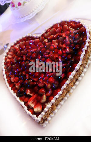 A forma di cuore la torta di fragole Foto Stock