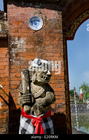 Indonesia, Isola di Lombok, Mataram. Acqua Mayura Palace, aperto facciate temple hall, circa 1744. Foto Stock