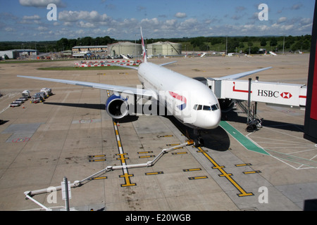 Un British Airways Boeing 777 sul suo supporto all'Aeroporto di London Gatwick Foto Stock