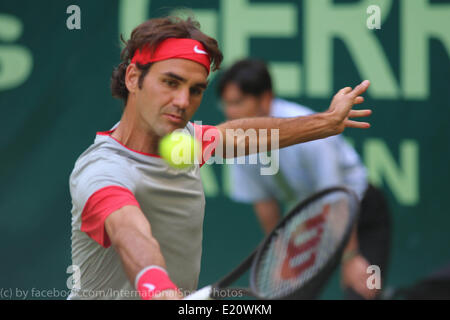 Halle / Westfalen, Germania. Il 12 giugno 2014. Swiss giocatore di tennis Roger Federer colpi di rovescio durante il Gerry Weber Open, Gerry-Weber-Stadion, Halle / Westfalen (Germania) il 12.06.2014. Ha giocato la sua seconda partita contro Joao Sousa (POR) Foto: Janine Lang / International-Sport-Foto / Janine Lang / International-Sport-Foto/Alamy Live News Foto Stock