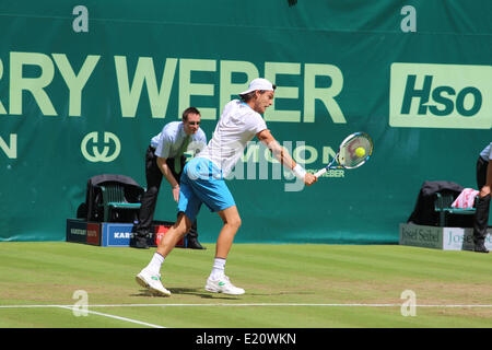 Halle / Westfalen, Germania. Il 12 giugno 2014. Portoghese Tennis Player Joao Sousa colpi di rovescio durante il Gerry Weber Open, Gerry-Weber-Stadion, Halle / Westfalen (Germania) il 12.06.2014. Ha giocato la sua seconda partita contro Roger Federer (SUI). Foto: Janine Lang / International-Sport-Foto / Janine Lang / International-Sport-Foto/Alamy Live News Foto Stock