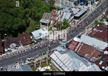 A ovest di Sumatra, Indonesia. 12 Giugno, 2014. Competere per i ciclisti durante la tappa 6 della Tour de Singkarak 2014 da Padang Panjang di Solok City con una distanza di 111 km a ovest della provincia di Sumatra, Indonesia, 12 giugno 2014. Kohei Uchima dal Giappone Federazione Ciclistica ha vinto nella fase 6. Credit: Veri Sanovri/Xinhua/Alamy Live News Foto Stock