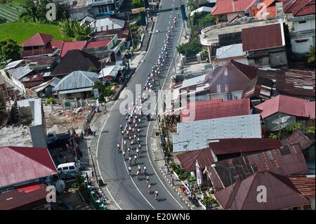 A ovest di Sumatra, Indonesia. 12 Giugno, 2014. Competere per i ciclisti durante la tappa 6 della Tour de Singkarak 2014 da Padang Panjang di Solok City con una distanza di 111 km a ovest della provincia di Sumatra, Indonesia, 12 giugno 2014. Kohei Uchima dal Giappone Federazione Ciclistica ha vinto nella fase 6. Credit: Veri Sanovri/Xinhua/Alamy Live News Foto Stock