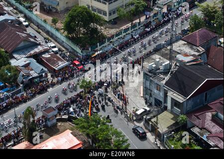 A ovest di Sumatra, Indonesia. 12 Giugno, 2014. Competere per i ciclisti durante la tappa 6 della Tour de Singkarak 2014 da Padang Panjang di Solok City con una distanza di 111 km a ovest della provincia di Sumatra, Indonesia, 12 giugno 2014. Kohei Uchima dal Giappone Federazione Ciclistica ha vinto nella fase 6. Credit: Veri Sanovri/Xinhua/Alamy Live News Foto Stock