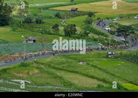 A ovest di Sumatra, Indonesia. 12 Giugno, 2014. Competere per i ciclisti durante la tappa 6 della Tour de Singkarak 2014 da Padang Panjang di Solok City con una distanza di 111 km a ovest della provincia di Sumatra, Indonesia, 12 giugno 2014. Kohei Uchima dal Giappone Federazione Ciclistica ha vinto nella fase 6. Credit: Veri Sanovri/Xinhua/Alamy Live News Foto Stock