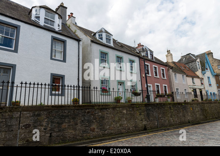 Gli edifici di vecchia costruzione su High Street, South Queensferry sulle rive del Firth of Forth nei pressi di Edimburgo. Foto Stock