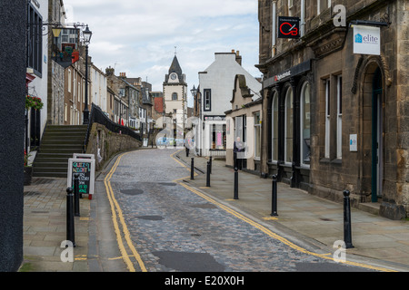 Gli edifici di vecchia costruzione su High Street, South Queensferry sulle rive del Firth of Forth nei pressi di Edimburgo. Foto Stock