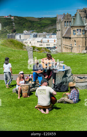 Aberystwyth Wales UK, giovedì 12 giugno 2014 con temperature di punta di 18C (64F) sotto il cielo limpido, le persone godono di giocare insieme la musica e il canto nel warm Sunny giugno meteo in Aberystwyth sulla West Wales coast UK. Le temperature sono in aumento di 2-3 gradi di nuovo domani, prima di ulteriori perturbazioni atmosferiche si sposta in nel corso del fine settimana foto ©keith morris Foto Stock