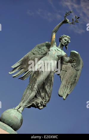 "Vittoria" scultura sulla sommità di Montrose War Memorial, Angus, Scozia. Foto Stock