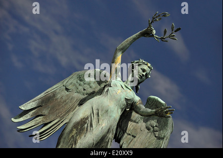 "Vittoria" scultura sulla sommità di Montrose War Memorial, Angus, Scozia. Foto Stock