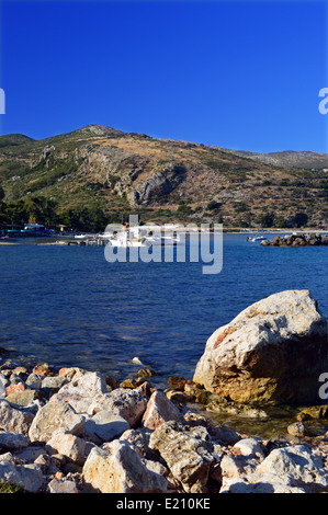 Barca da pesca legato al molo di legno in Katelios sull'isola greca di Cefalonia Foto Stock