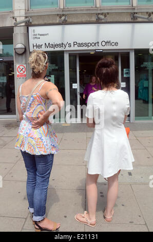 Londra, UK, 12 giugno 2014 Relazioni di 500000 possibile ritardo nel rilascio di passaporti. I richiedenti di arrivare per appuntamenti presso l'ufficio domestico, Victoria. Credito: JOHNNY ARMSTEAD/Alamy Live News Foto Stock