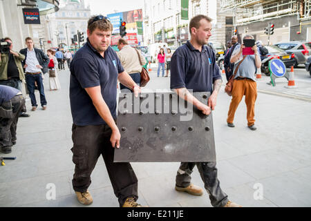 Londra, Regno Unito. Il 12 giugno 2014. Tesco rimuove anti-picchi di senzatetto da Regent Street negozio prima di protestare Credito: Guy Corbishley/Alamy Live News Foto Stock