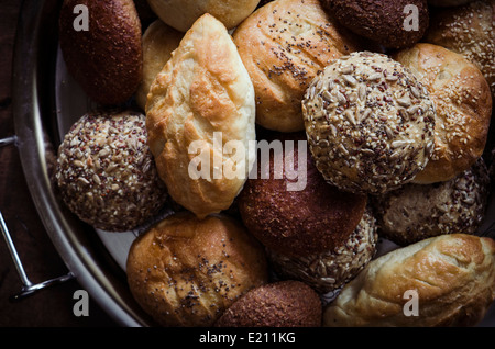 Un assortimento di pane artigianale rotoli Foto Stock