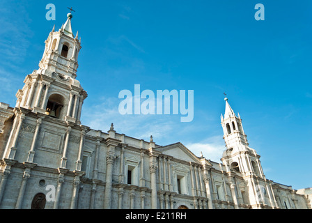 Il Perù, Provincia di Arequipa, Arequipa, centro storico sono classificati come patrimonio mondiale dall'UNESCO, nella Plaza de Armas e i suoi archi Foto Stock