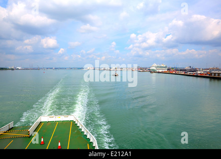 Porto di Southampton dal traghetto con vista dei moli Inghilterra UK Foto Stock