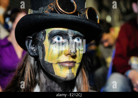 La donna assiste Comicon vestito come un Steampunk science fiction carattere Foto Stock