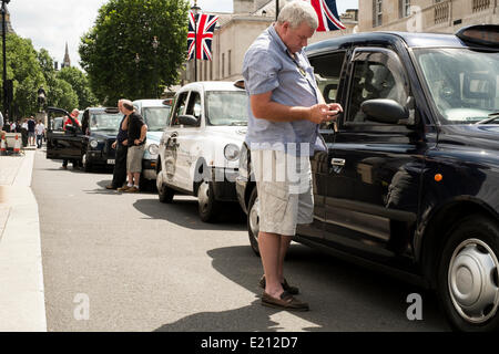 Whitehall durante il London Taxi colpire oltre il mobile Uber App. Migliaia di London Black Cabs ha portato le parti del centro di Londra a un fermo. Whitehall, Londra centrale, 11 giugno 2014 Foto Stock