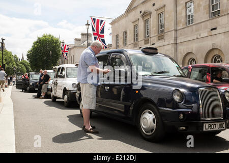 Whitehall durante il London Taxi colpire oltre il mobile Uber App. Migliaia di London Black Cabs ha portato le parti del centro di Londra a un fermo. Whitehall, Londra centrale, 11 giugno 2014 Foto Stock