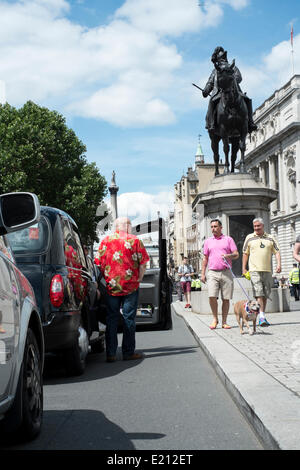 Whitehall durante il London Taxi colpire oltre il mobile Uber App. Migliaia di London Black Cabs ha portato le parti del centro di Londra a un fermo. Il centro di Londra, 11 giugno 2014 Foto Stock