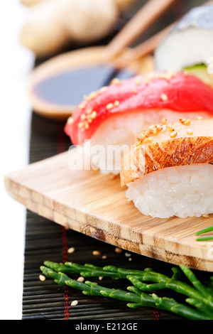 Set di sushi giapponese con bacchette e soia sause su riso bianco Foto Stock