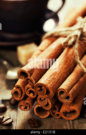 La cannella, il caffè e le spezie sul tavolo di legno Foto Stock