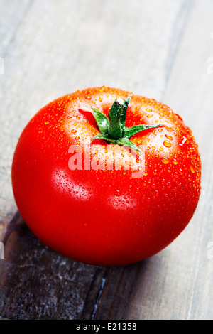 Pomodori freschi su un tavolo di legno top Foto Stock