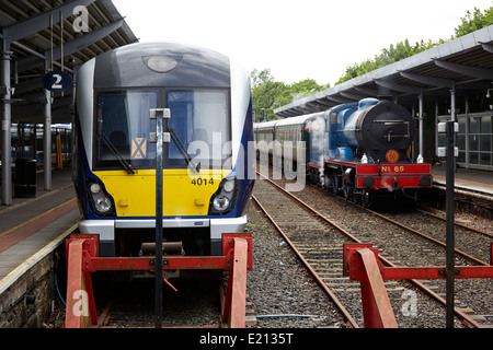 Moderna Irlanda del Nord ferrovie classe 4000 treni e locomotive a vapore con il treno alla stazione di bangor Irlanda del Nord Foto Stock