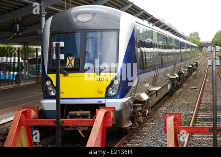 Moderna Irlanda del Nord ferrovie classe 4000 il treno alla stazione di bangor Irlanda del Nord Foto Stock
