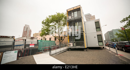 Un prototipo di emergenza temporanea custodia è eretta di Brooklyn a New York dall'Ufficio di gestione delle emergenze Foto Stock