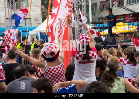 Il croato i tifosi di calcio sulla piazza principale, la visione di EURO 2012 partita Italia vs Croazia il 14 giugno 2012 a Zagabria in Croazia Foto Stock